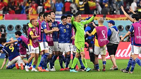 Radost fotbalistů Japonska z postupu ze skupiny na MS 2022