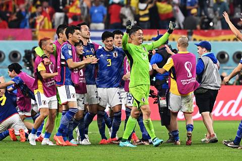 Radost fotbalistů Japonska z postupu ze skupiny na MS 2022.