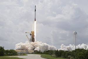 Raketa Falcon 9 společnosti SpaceX vynáší vesmírnou loď Crew Dragon s posádkou k Mezinárodní vesmírné stanici