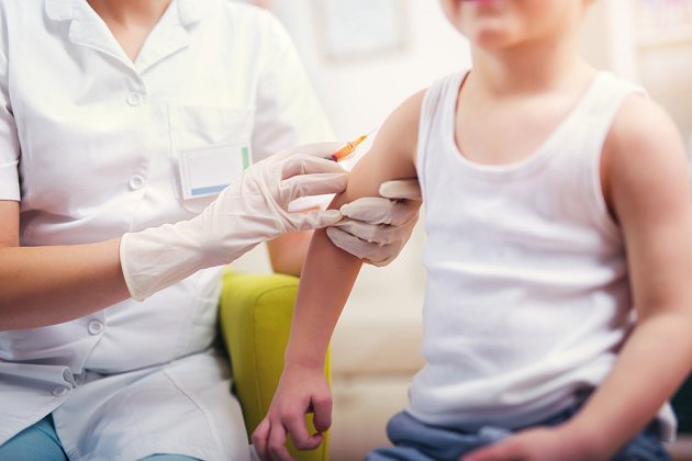 Někteří rodiče však mají z očkování strach a odmítají jej, protože se bojí případných následků.
