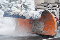 Sypač s radlicí čistí vozovku od sněhu. Ilustrační foto