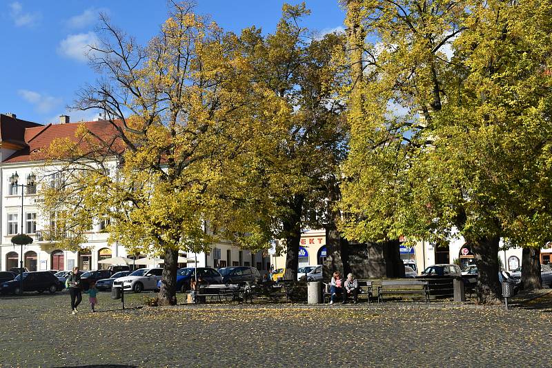 Nedostatek parkovacích míst ve městě se projevuje i jejich natěsnáním na náměstí. Parkovací místa z něj zabírají velkou plochu.