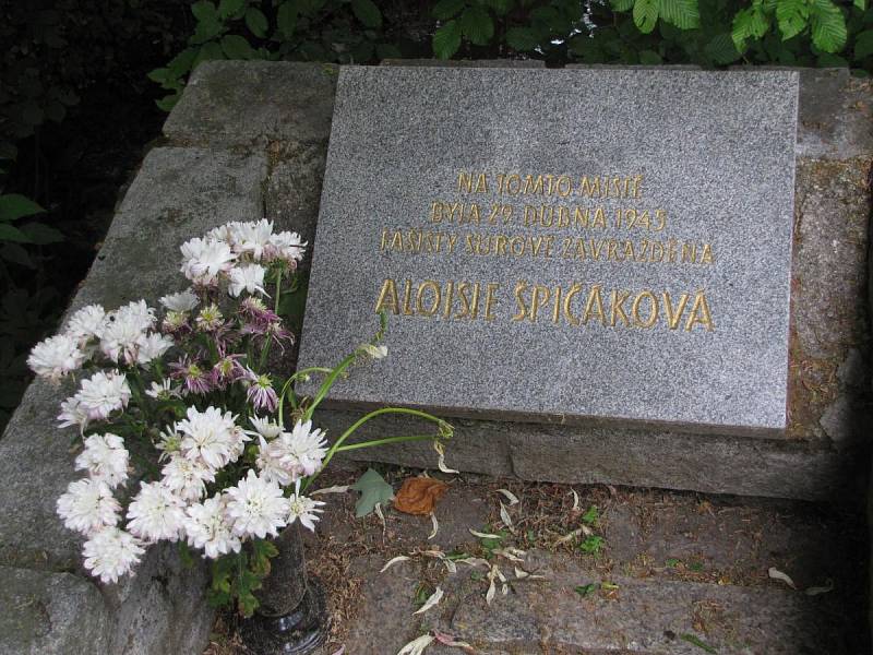 Pomník popravené Aloisie Špičákové v obci Salaš