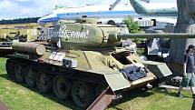 T 34 JAKO Z VÁLKY. Ve Zruči uvidíte i legendární tank T 34 v originální verzi ze druhé světové války včetně azbukou psaného nápisu „Na Berlin“