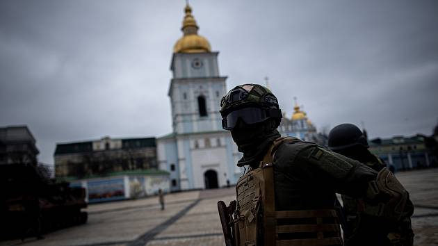 Vojáci poblíž chrámu svatého Michala, 24. února 2023, Kyjev, Ukrajina. Ilustrační snímek