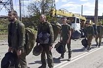 Na fotografii z videa ruského ministerstva obrany opouštějí ukrajinští vojáci 20. května 2022 ocelárnu Azovstal v Mariupolu