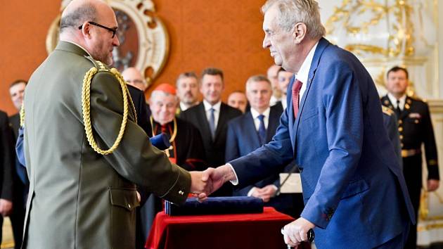 Prezident Prezident Miloš Zeman povýšil 28. října 2019 na Pražském hradě do hodnosti brigádního generála ředitele Vojenského historického ústavu Aleše Knížka.