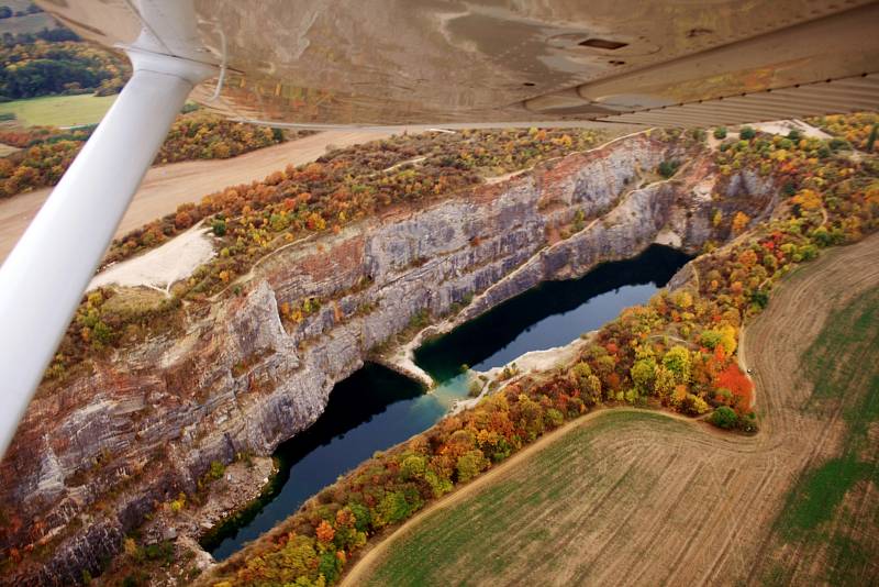 Český Grand Canyon neboli Velká Amerika dominuje Českému krasu. Zatopený vápencový lom je zhruba osm set metrů dlouhý.