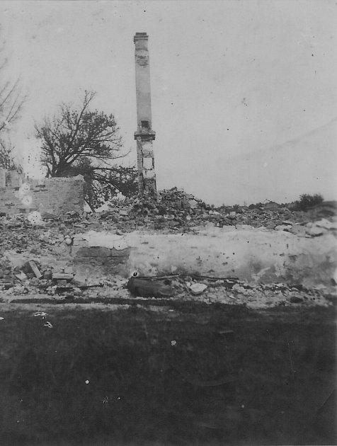 Spáleniště malínské školy v roce 1943. Vesnice hořela týden, nalezené pozůstatky lidí byly pochovány ve společném hrobě na hřbitově v Českém Malíně