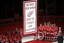 Zápasu Detroitu s Torontem předcházel slavností ceremoniál, při kterém si fanoušci i hráči Red Wings připomněli loňský triumf. 
