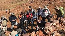 Vědci z projektů NASA Mars 2020 a ESA ExoMars studují stromatolity, nejstarší doložené zkamenělé formy života na Zemi, v oblasti Pilbara v severozápadní Austrálii. Snímek byl pořízen 19. srpna 2019
