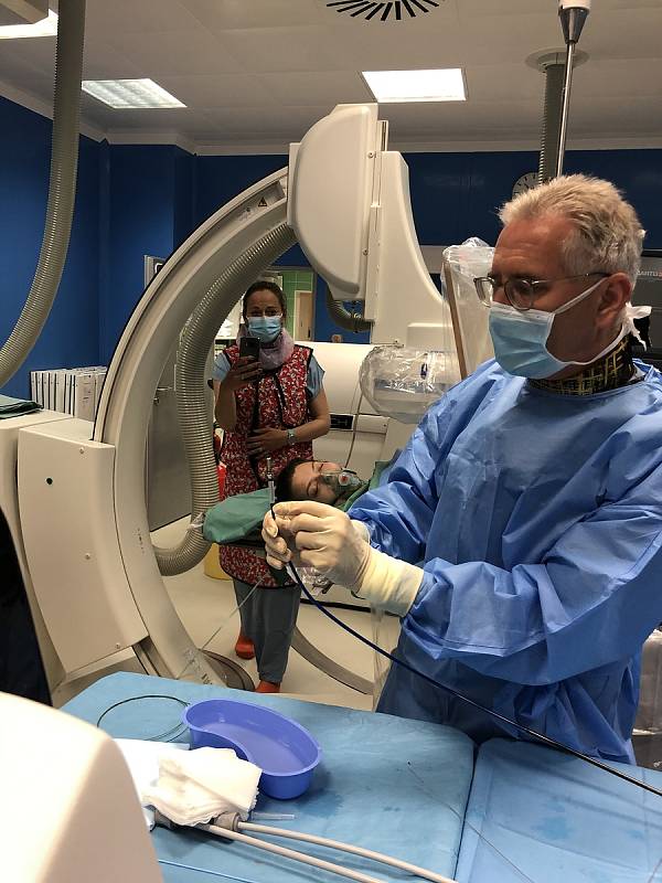 Profesor Petr Neužil voperoval se svým týmem jako první v ČR i v Evropě v roce 2020 své pacientce zcela nový typ takzvaného bezdrátového kardiostimulátoru. Tím se léčí poruchy srdečního rytmu.