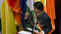 Bolivijský prezident Evo Morales s tradičními symboly hlavy státu