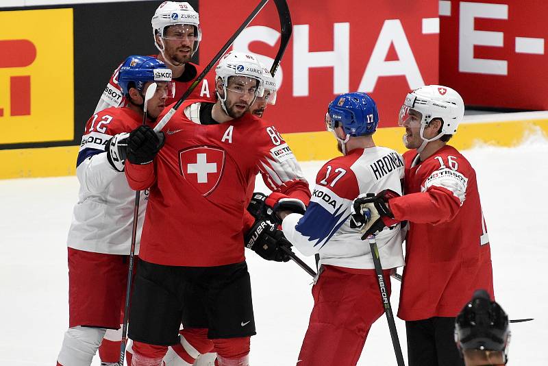 Bratislava 21.5.2019 - Mistrovství světa v Bratislavě - skupina B - Česko v bílém proti Švýcarsku v červeném