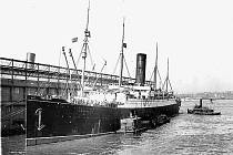 Parník HMS Carpathia kotví v New Yorku poté, co do města přivezl 706 přeživších z potopeného Titaniku