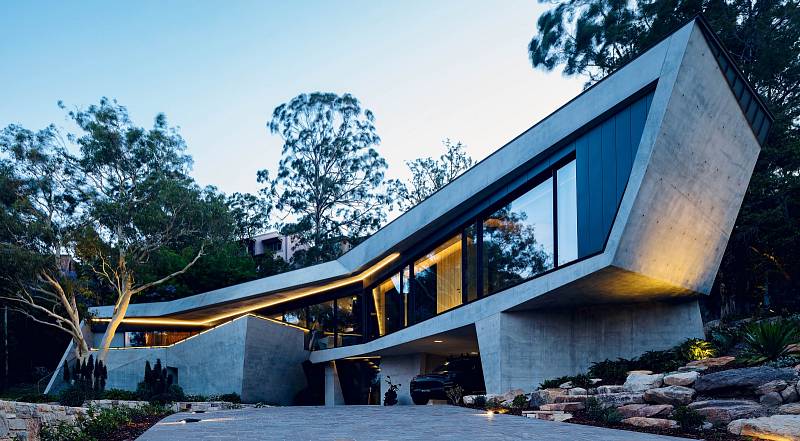 Konstrukce domu má netradiční podobu – je to podlouhlý bumerang kopírující tvar výklenku skály.