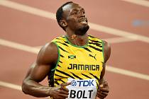 Usain Bolt v rozběhu na 100 metrů na MS v Pekingu 2015.