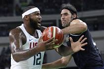 DeMarcus Cousins (12) v souboji s Argentincem Luisem Scolou (4) 