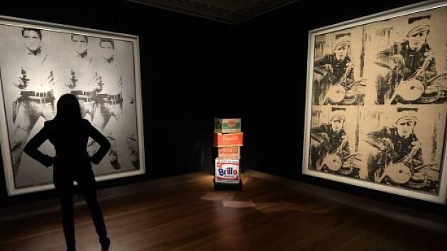 Slavné obrazy Andy Warhola Triple Elvis (vlevo) a Four Marlons.
