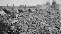Povodeň v roce 1872, naplavené dřevo u pilířů Karlova mostu