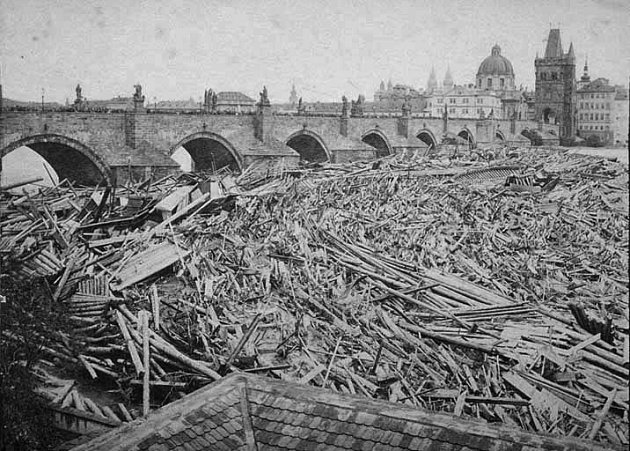Povodeň v roce 1872, naplavené dřevo u pilířů Karlova mostu