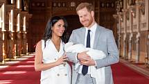 První snímky dítěte prince Harryho a jeho ženy Meghan