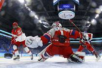 Dánská hokejistka Michelle Weisová překonává českou brankářku Viktorii Švejdovou v utkání olympijského turnaje žen v Pekingu.