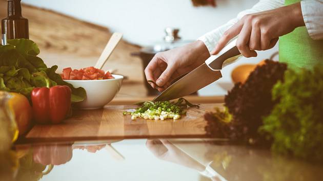 Podle odborníků jde úspora ruku v ruce se změnou v jídelníčku, kam je dobré zařadit i vnitřnosti nebo málo využívané druhy masa i zeleniny. Pomůže také zavařování