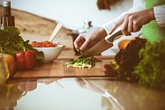 Středomořská strava, vegetariánství nebo jídlo zaměřené na prevenci proti chronickým onemocněním. Nová studie prozrazuje, jak se stravovat, abychom předešli předčasné smrti.