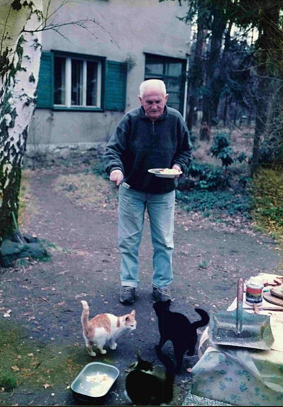 Hrabal miloval kočky, v Kersku se staral o polodivokou smečku. Čítala kolem dvaceti kusů, všechny kocoury a kočičky měl pojmenované