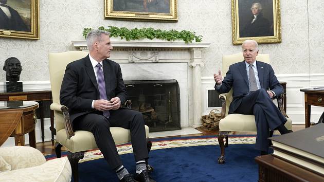 Republikánský šéf Sněmovny reprezentantů Kevin McCarthy a demokratický prezident Joe Biden