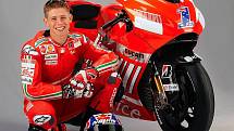 Casey Stoner pózuje s novou Ducati GP8.