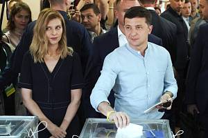 Ukrajinský prezident Volodymyr Zelenskyj s manželkou Olenou hlasují v Kyjevě v parlamentních volbách.