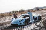 8. – 7. Koenigsegg Regera. Z 0 na 100 km/h za 2,7 s. Kombinací pětilitrového osmiválce se dvěma turby a tří elektromotorů má Regera výkonu a krouticího momentu na rozdávání. Přesněji 1500 koní (1100 kW) a 2000 Nm.