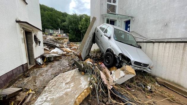 Zničená vesnice po povodni v Německu.