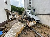 Zničená vesnice po povodni v Německu.