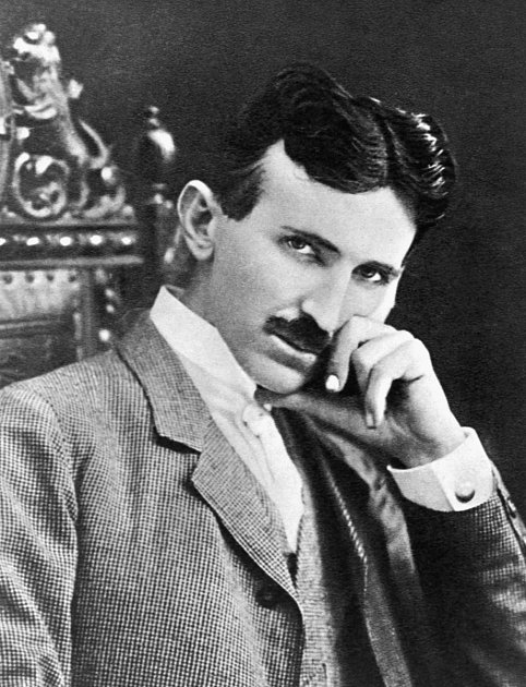 Srbsko-americký elektrotechnik Nikola Tesla (1856-1943). Snímek pochází z doby, kdy mu bylo zhruba 40. Přemýšlivá póza byla pro geniálního vědce, ale i showmana charakteristická a objevuje se na řadě jeho fotografií