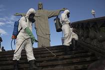 Vojáci dezinfikují schody, které vedou k soše Krista Spasitele v Riu de Janeiro, 13. srpna 2020