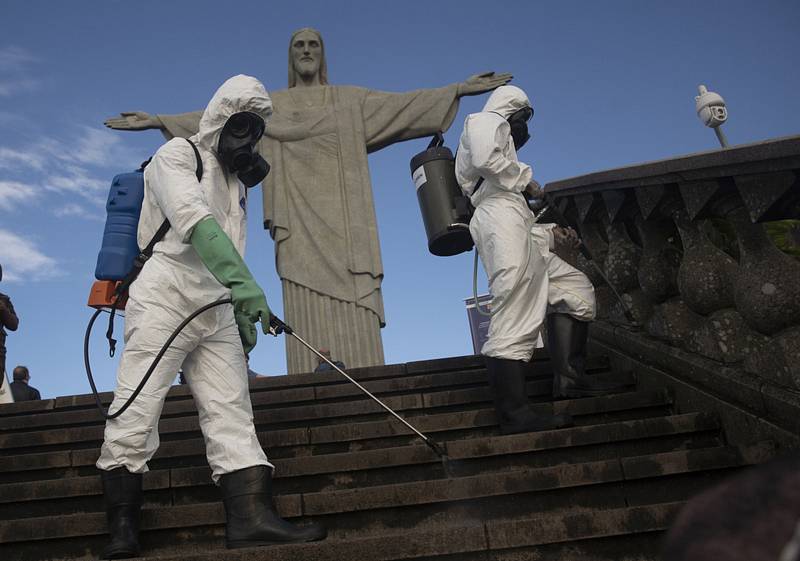 Vojáci dezinfikují schody, které vedou k soše Krista Spasitele v Riu de Janeiro, 13. srpna 2020