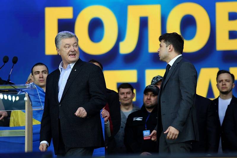 Petro Porošenko a Volodymyr Zelenskyj během předvolební debaty v Kyjevě