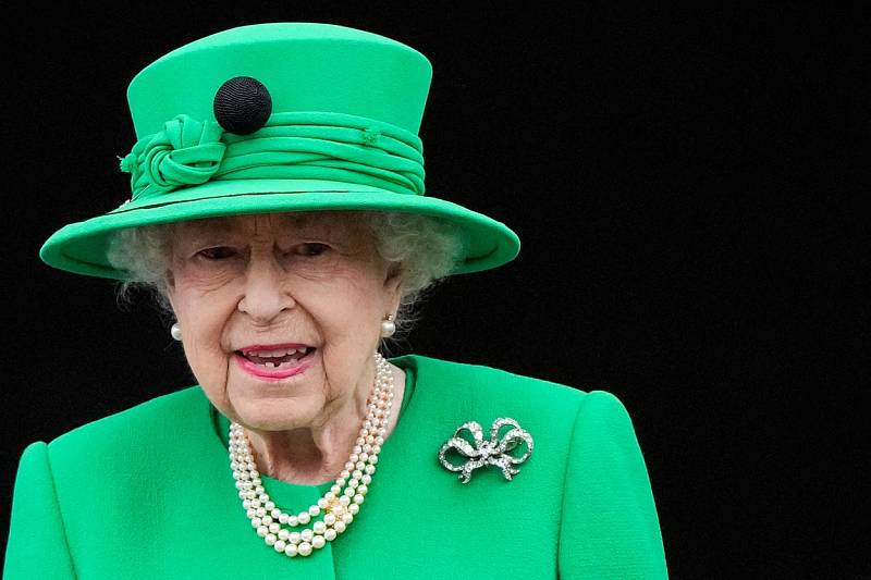 Britská královna Alžběta II. Málokdy byla při oficiálních příležitostech k vidění bez svých oblíbených šperků. Perlového náhrdelníku, který nosila každý den, a některé ze svých broží