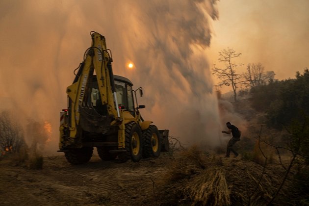 Pekelná noc v Řecku: Rhodos dál bojuje s požáry, na Korfu možná řádil žhář