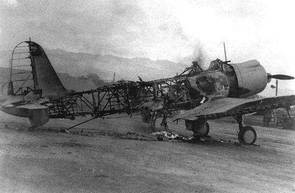 Zničený Vindicator na americké letecké základně Ewa nacházející se 11 kilometrů západně od Pearl Harboru na ostrově Oahu. Oběť jednoho z dalších japonských leteckých útoků ze 7. prosince 1941