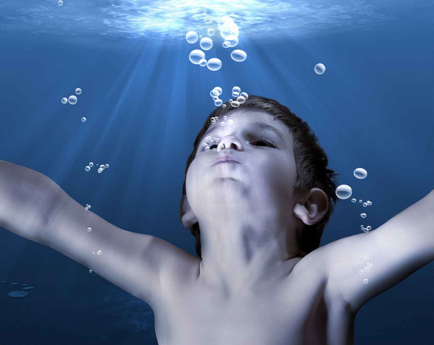 Почему задыхается вода. Мальчик под водой. Ребенок под водой. Мальчик и девочка под водой.