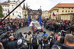 Závodníci byli před Pražským hradem v obležení fanoušků