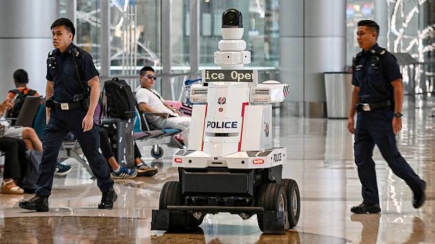 Letiště v Singapuru hlídají kromě policistů i jejich robotičtí kolegové
