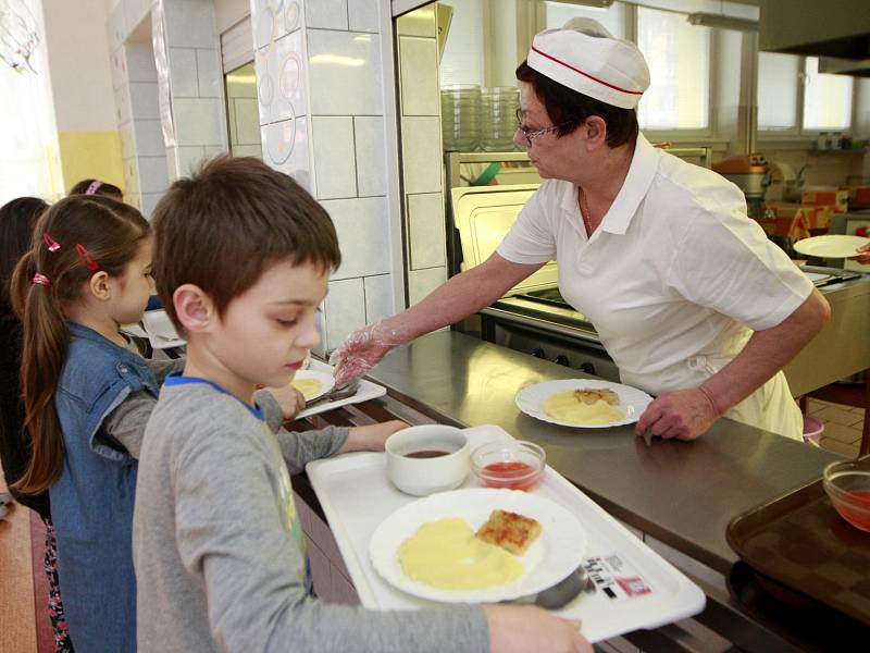 Rostoucí ceny školních obědů už někde atakují čtyřicet korun
