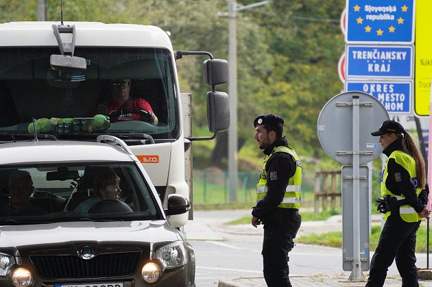 Obnovené kontroly na hranicích se Slovenskem. Policisté prohlížejí osobní a nákladní auta kvůli nelegálním migrantům, 5. října 2022.
