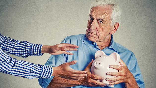 Šmejdi se snaží vylákat ze seniorů peníze všemi možnými způsoby
