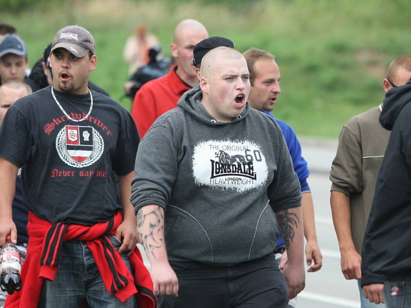 Přibližně sto padesát příznivců krajní pravice protestovalo u brněnské vazební věznice. Neohlášená akce se obešla bez protizákonných incidentů. 